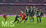 21.12.2019, Fussball 1. Bundesliga 2019/2020, 17.Spieltag, FC Bayern Mnchen - VfL Wolfsburg, in der Allianz-Arena Mnchen.   David Alaba (FC Bayern Mnchen) fhrt einen Freistoss aus.


