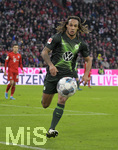 21.12.2019, Fussball 1. Bundesliga 2019/2020, 17.Spieltag, FC Bayern Mnchen - VfL Wolfsburg, in der Allianz-Arena Mnchen.  Kevin Mbabu (Wolfsburg).


