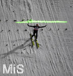 28.12.2019, Skispringen Vierschanzentournee Oberstdorf Training an der Schattenbergschanze, Springer kurz vor der Landung, die grne Linie wird per Laserstrahl auf den Hgel projiziert und gilt als Bestweite.  