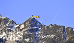 01.01.2020, Skispringen Vierschanzentournee, Neujahrsspringen in Garmisch Partenkirchen auf der groen Olympiaschanze, ADAC-Rettungshubschrauber fliegt ber die nahen Berggipfel.