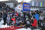 01.01.2020, Skispringen Vierschanzentournee, Neujahrsspringen in Garmisch Partenkirchen auf der groen Olympiaschanze, Presse und Sportfotografen warten auf die Bilder bei der Siegerehrung nach dem Springen.