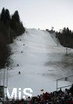 01.01.2020, Skispringen Vierschanzentournee, Neujahrsspringen in Garmisch Partenkirchen auf der groen Olympiaschanze, Ski-Hang neben der Schanze, die Eckberg-Abfahrt neben der Gudi-Bergbahn. Der Hang htte keinen Schnee, jeweils an den Schneekanonen liegen die knstlich beschneiten Schneehaufen.