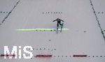 01.01.2020, Skispringen Vierschanzentournee, Neujahrsspringen in Garmisch Partenkirchen auf der groen Olympiaschanze, Springer landet auf dem Aufsprunghgel, genau auf der linie des Fhrenden, die ein Laserstrahl auf den Hang projiziert.,