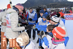 01.01.2020, Skispringen Vierschanzentournee, Neujahrsspringen in Garmisch Partenkirchen auf der groen Olympiaschanze, Karl Geiger (GER) verteilt nach der Siegerehrung seine Autogrammkarten an die Fans.