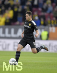 18.01.2020, Fussball 1. Bundesliga 2019/2020, 18. Spieltag, FC Augsburg - Borussia Dortmund, in der WWK-Arena Augsburg. Raphael Guerreiro (Dortmund) am Ball.


