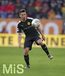 18.01.2020, Fussball 1. Bundesliga 2019/2020, 18. Spieltag, FC Augsburg - Borussia Dortmund, in der WWK-Arena Augsburg. Raphael Guerreiro (Dortmund) am Ball.
 

