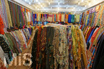 06.01.2020, Stadtrundgang Doha, Katar.  Souq Waqif, Bunte Stoffe und Textilien in einem Laden.