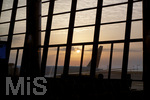 06.01.2020, Hamad-International-Airport Doha, Katar. Maschine wartet am Gate im Sonnenuntergang.