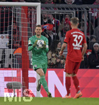 25.01.2020, Fussball 1. Bundesliga 2019/2020, 19. Spieltag, FC Bayern Mnchen - FC Schalke 04, in der Allianz-Arena Mnchen. Torwart Manuel Neuer (FC Bayern Mnchen) hat den Ball sicher.

