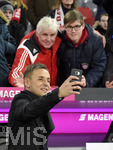 25.01.2020, Fussball 1. Bundesliga 2019/2020, 19. Spieltag, FC Bayern Mnchen - FC Schalke 04, in der Allianz-Arena Mnchen. Rafinha macht Selfies im Stadion.

