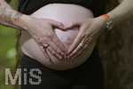 20.04.2019, Schwangere Mutter im 6.Monat. Die werdende Mutter Simone formt ein Herz mit ihren Hnden auf ihrem Bauch,   Modelreleased.   