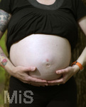 20.04.2019, Schwangere Mutter im 6.Monat. Die werdende Mutter Simone hlt sich ihren Baby-Bauch,   Modelreleased.  