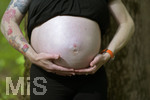 20.04.2019, Schwangere Mutter im 6.Monat. Die werdende Mutter Simone hlt sich ihren Baby-Bauch,   Modelreleased.  