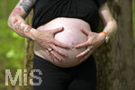 20.04.2019, Schwangere Mutter im 6.Monat. Die werdende Mutter Simone mit ihren Hnden auf ihrem Bauch,   Modelreleased.  