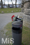 12.02.2020, Landsberg am Lech, auf einem Abfalleimer liegt ein Brautstrauss. 