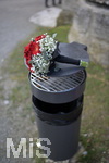 12.02.2020, Landsberg am Lech, auf einem Abfalleimer liegt ein Brautstrauss. 