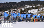 10.02.2020, Skigebiet Jungholz, in sterreich.  Schneekanonen warten auf ihren Einsatz an der Piste.