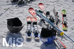 10.02.2020, Skigebiet Jungholz, in sterreich.  Skier liegen an der Piste, der Skifahrer macht Rast.