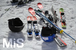 10.02.2020, Skigebiet Jungholz, in sterreich.  Skier und Helme liegen an der Piste, der Skifahrer macht Rast.