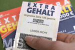 14.02.2020, Lotterie-Lose Extra-Gehalt von Lotto-Bayern, Eine Niete in der Hand einer Kundin.