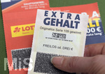 14.02.2020, Lotterie-Lose Extra-Gehalt von Lotto-Bayern, Ein Freilos in der Hand einer Kundin.