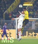14.02.2020, Fussball 1. Bundesliga 2019/2020, 22. Spieltag, Borussia Dortmund - Eintracht Frankfurt, im Signal-Iduna-Park Dortmund. (L-R) Bas Dost (Eintracht Frankfurt) gegen Dan-Axel Zagadou (Dortmund)


