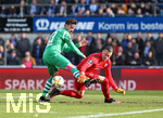 15.02.2020, Fussball 3. Liga 2019/2020, 24. Spieltag, SV Meppen  - TSV 1860 Mnchen, in der Hnsch-Arena Meppen. (L-R) Dennis Erdmann (1860 Mnchen) gegen Torwart Erik Domaschke (SV Meppen)



