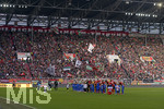 15.02.2020, Fussball 1. Bundesliga 2019/2020, 22. Spieltag, FC Augsburg - SC Freiburg, in der WWK-Arena Augsburg. Einmarsch der beiden Mannschaften 


