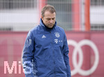 17.02.2020, Fussball 1. Bundesliga 2019/2020, Training FC Bayern Mnchen an der Sbenerstrasse in Mnchen, Trainer Hans-Dieter Flick (FC Bayern Mnchen) nachdenklich.