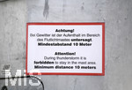 17.02.2020, Fussball 1. Bundesliga 2019/2020, Training FC Bayern Mnchen an der Sbenerstrasse in Mnchen, An einem Metall-Flutlichtmast steht ein Warnschild: 
