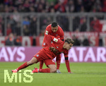 21.02.2020, Fussball 1. Bundesliga 2019/2020, 23. Spieltag, FC Bayern Mnchen - SC Paderborn 07, in der Allianz-Arena Mnchen. Serge Gnabry (FC Bayern Mnchen) hilft Philippe Coutinho (Bayern Mnchen) auf.



