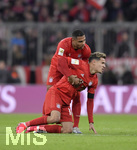 21.02.2020, Fussball 1. Bundesliga 2019/2020, 23. Spieltag, FC Bayern Mnchen - SC Paderborn 07, in der Allianz-Arena Mnchen. Serge Gnabry (hi, FC Bayern Mnchen) hilft Philippe Coutinho (Bayern Mnchen) auf.



