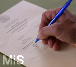 23.03.2020,  Gemeinderatswahl, Brgermeister, Kreistags und Landratswahlen in Bayern 2020, Wahlbezirk Bad Wrishofen in Bayern. Es ist eine Stichwahl ntig, hier whlt ein Brger per Briefwahl.