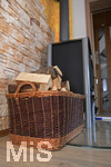 23.03.2020,  Brennholz-Vorrat fr einen Holzofen in einem Wohnzimmer,  in Kaufbeuren (Allgu). 