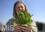 24.02.2020, Frischer Brlauch in de Saisonalen Kche. Frau hlt ein Bndel frisch gepflckter Brlauch-Bltter in der Hand. Modelreleased!