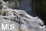24.02.2020, Kurpark Bad Wrishofen, Der seit Tagen herrschende Ostwind hat aus dem Wasser vom Springbrunnen faszinierende Eis-Skulpturen an einem Baum gebildet. 