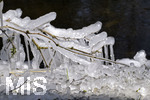 24.02.2020, Kurpark Bad Wrishofen, Der seit Tagen herrschende Ostwind hat aus dem Wasser vom Springbrunnen faszinierende Eis-Skulpturen an einem Baum gebildet. 