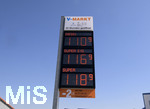 24.02.2020,  Bad Wrishofen, Spritpreisanzeige an einer Supermarkt-Tankstelle, der Diesel kostet 1,10 Euro.