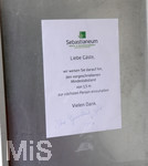 26.03.2020, Hinweis-Schilder fr die Kunden an der Tre des Hotels Sebastianeum in Bad Wrishofen wegen Corona-Virus-Pandemie.  Das Schild weist auf einen Mindestabstand von 1,5 Metern zu allen Personen in dem Kneipp- und Gesundheitsressort hin.