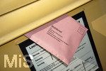 26.03.2020,  Gemeinderatswahl, Brgermeister-Wahl in Bayern 2020, Wahlbezirk Bad Wrishofen in Bayern. Es ist eine Stichwahl ntig, hier whlt eine Brgerin per Briefwahl und wirft den Umschlag in einen Briefkasten.