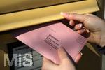 26.03.2020,  Gemeinderatswahl, Brgermeister-Wahl in Bayern 2020, Wahlbezirk Bad Wrishofen in Bayern. Es ist eine Stichwahl ntig, hier whlt eine Brgerin per Briefwahl und wirft den Umschlag in einen Briefkasten.