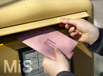 26.03.2020,  Gemeinderatswahl, Brgermeister-Wahl in Bayern 2020, Wahlbezirk Bad Wrishofen in Bayern. Es ist eine Stichwahl ntig, hier whlt eine Brgerin per Briefwahl und wirft den Umschlag in einen Briefkasten.
