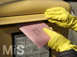 26.03.2020,  Gemeinderatswahl, Brgermeister-Wahl in Bayern 2020, Wahlbezirk Bad Wrishofen in Bayern. Es ist eine Stichwahl ntig, hier whlt eine Brgerin per Briefwahl und wirft den Umschlag in einen Briefkasten.