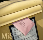 26.03.2020,  Gemeinderatswahl, Brgermeister-Wahl in Bayern 2020, Wahlbezirk Bad Wrishofen in Bayern. Es ist eine Stichwahl ntig, hier whlt eine Brgerin per Briefwahl und wirft den Umschlag in einen Briefkasten.