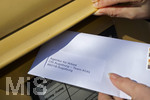 26.03.2020,  Eine Angestellte beantragt aufgrund der Corona-Krise schriftlich Kurzarbeit und wirft den Umschlag mit dem Antrag an die Agentur fr Arbeit in einen Briefkasten 