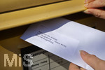 26.03.2020,  Eine Angestellte beantragt aufgrund der Corona-Krise schriftlich Kurzarbeit und wirft den Umschlag mit dem Antrag an die Agentur fr Arbeit in einen Briefkasten 