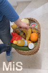 06.04.2020,  Symbolbild:  Frau bringt Lebensmittel in einem Einkaufskorb in ihre Wohnung.