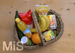06.04.2020,  Symbolbild:  Lebensmittel in einem Einkaufskorb