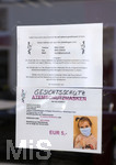 05.04.2020, Mindelheim (Unterallgu) Stadtansicht in Corona-Virus-Zeiten, Ein Stoffladen nht Gesichtsmasken. Auf dem Schild an der Tre hat man den Namen 