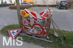 06.04.2020,  Absperrbaken und Verkehrsschilder gesammelt in einer Gitterbox fr eine Baustelle einer Wohnanlage in Bad Wrishofen,    